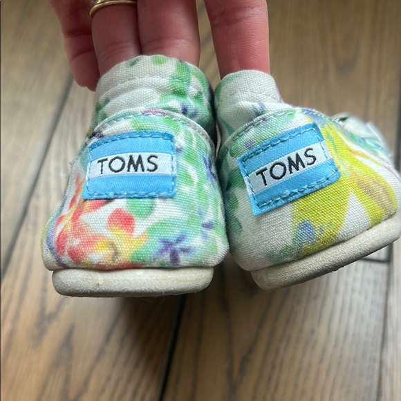 Floral Toms Shoes - Picture 3 of 4